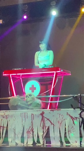 Don't give it any slack💃🏻💃🏻🔥 . . #djvinkyemely #travelclubjakarta #hoteltravel #halloween #nightparty #party #clubbing #djremix #liveperformance #djparty #hiburanmalam #livedj #clubmalam #tempatpartyjakarta #eventjakarta