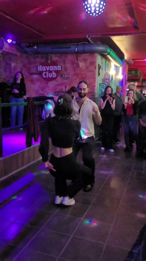 Svenja rockt die Demo @mojitoskoeln 😮‍💨😮‍💨 Danke an alle Workshop-Teilnehmer bei unserem 3-jährigen Jubiläum von Noche Dominicana 💙♥️ Es macht uns unglaublich viel Freude, weiterhin mit euch unsere Leidenschaft zu teilen und euch unterrichten zu dürfen. 🙏🏻 Auf viele weitere gemeinsame Tänze, Fortschritte und unvergessliche Momente auf der Tanzfläche #Bachata #Köln #teil1
