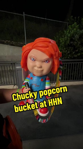 The Chucky popcorn bucket at Halloween Horror Nights is interactive! #chucky #halloweenhorror
