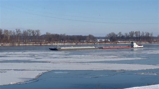 That’s not the engine!! Listen as the barge is busting through the ice on the Ohio River near Owensboro #kywx #tristatewx | Christopher Conley