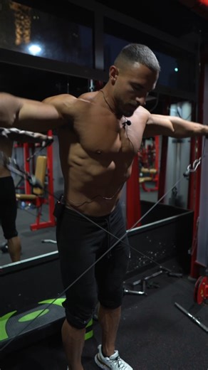 761K views · 10K reactions | What's up, guys! We're back with another tips & tricks video. On today's menu we got some 3D looking arms.  If you seek advice on how to achieve thick arms and build your desired upper body look, definitely keep up with these short "How To" series. | Mike Thurston | Facebook