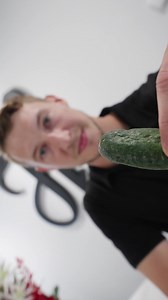 Wir lieben KNAX - und Du? Das Geheimnis der KNAX liegt nicht nur in der traditionellen Familienrezeptur, sondern auch in der schonenden Verarbeitung und den kurzen Transportwegen. Bis unsere KNAX Gurken nämlich von den Feldern unserer deutschen Vertragsbauern in den Gläsern eingelegt sind, dauert es nur rund einen Tag. Das macht sie so schön knackig und aromatisch. Aus 100% deutschem Anbau! #Hengstenberg #KNAX #ausdeutschemAnbau #wirliebenKnax | Hengstenberg Deutschland