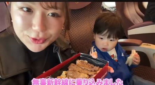 ふつーにグリーン車、というか新幹線とか飛行機でYouTube撮らないで欲しいわ声量の問題じゃないよ、他人のプライベートな会話の音声が入るかもしれないじゃん、こんな奴近くにいたら超気分悪い開放的な空間でもないし😞赤の他人が映らない/音声が入らなければ、物撮りや自撮りの写真動画は何も思わないよ少し考えたら分からない？