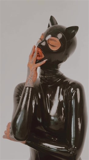 Photoshooting with Lisbeth in Berlin 2024 #photoshoot #photoshooting #photo #photography #model #modeling #alternative #alternativemodel #modelposing #behindthescenes #tattoo #tattoos #tattoomodel #tattoolover #latex #latexfashion #latexcatsuit #latexmodel #tattoogirl #tattootiktok #fotografie #fotoshooting #dress #heels #highheels #corsage @Lisbeth Nygma #CapCut