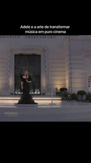 Em 2021, Adele apresentou “Skyfall” no especial Adele One Night Only, exibido pela CBS, em uma performance que mostrou por que essa música ultrapassa o rótulo de trilha sonora. Gravado no Observatório Griffith, em Los Angeles, o cenário já parecia parte de um filme, com a cidade ao fundo e uma atmosfera digna de cinema. “Skyfall” foi composta para o filme 007 – Operação Skyfall (2012) e marcou a história da franquia James Bond, sendo a primeira música-tema da série a vencer o Oscar. Ao vivo, qua