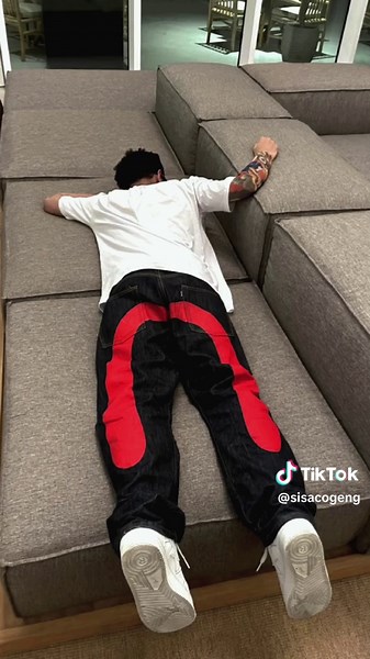 EVISU🔥 Sejarah Singkat: Evisu, didirikan pada tahun 1991 di Osaka oleh Hidehiko Yamane, menghidupkan kembali tradisi pembuatan jeans berkualitas tinggi dengan metode dan peralatan vintage. Nama