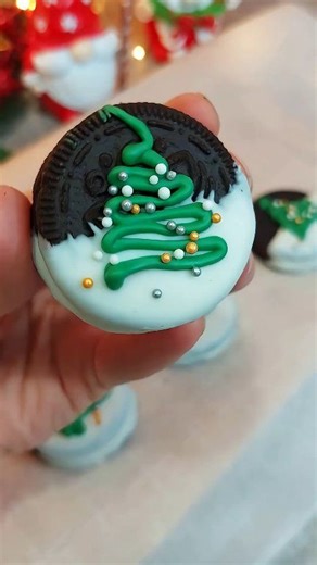 Christmas Tree Dipped Oreos (No-Bake) 📝 Ingredients 12 Oreo cookies (classic or holiday edition) 1½ cups white melting chocolate (white candy melts, almond bark, or white chocolate chips) ½ cup green decorating frosting (or white chocolate tinted green) 2 tablespoons festive sprinkles (silver, gold, or white pearls) Optional: 12 lollipop sticks 👩‍🍳 Instructions Melt Chocolate Add white chocolate to a microwave-safe bowl. Microwave in 30-second intervals, stirring each time, until smooth. Inse