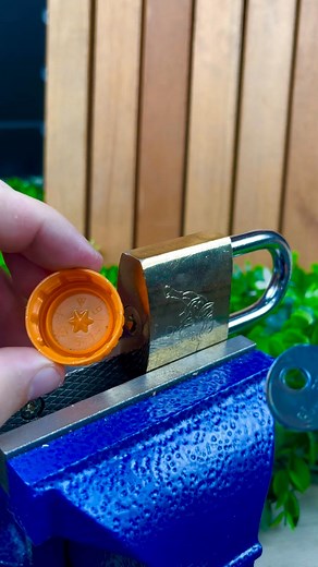 Put a cap on your padlock — trust me, you’ll thank me Tiny trick, massive protection #PadlockHack #RainShield #SmartSecurity | Hacks By David