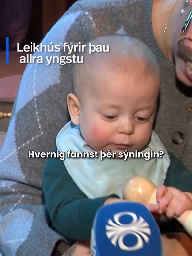 Manst þú eftir fyrstu leikhúsferðinni þinni? 🎭 Kastljós kíkti í heimsókn í Hreiðrið sem er leikrit fyrir þau allra yngstu, eða þriggja mánaða og upp úr. Þú getur horft á Kastljós í spilara RÚV👈 #rúv #RUVspilari #kastljós #leikhús