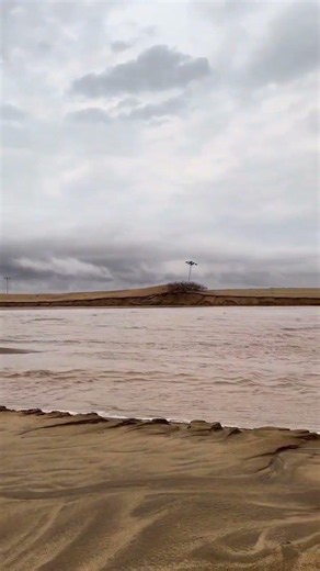 Rare Scene Near Makkah! Flood Waters Flow Through the Saudi Desert
