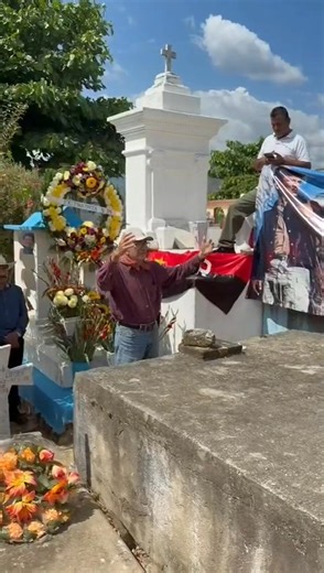 La mejor parte del Homenaje a Genaro en San Luís Acatlán, Guerrero, fué evento en su Tumba, inició con la participación de Camilo Valenzuela integrante de la DP del PdelSMx Siguieron Compañeras y Compas....entre las que estuvieron Laura Gaytán y Rogelio Ortega... Estamos! | Partido del Socialismo Mexicano