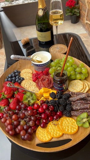 29K views · 9.7K reactions | When I say, ‘I am outside!’…. I literally mean I am sitting in my garden,I am one person who hardly goes out and today is just too hot to even fry an egg so here is what I am having!!! #cheeseboard #botswana #southafrican #african #cheese #fruit #charcuterie #theeprettychef | Pearl Sechele | Facebook