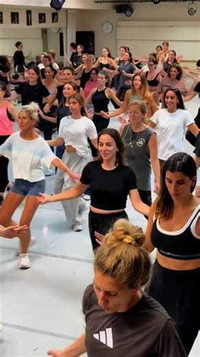 Ralph Beaubrun Dance Classes on Instagram: "CONGA 😍😍😍😍🔥🔥🔥🔥🔥🔥 Online tutorial available on ralphbeaubrun.com"