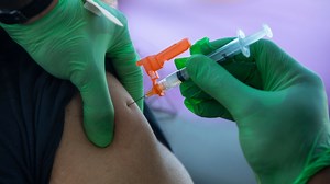 Vaccinarea ”booster” cu o doză întreagă de vaccin anticovid Moderna, creşte eficienţa împotriva Omicron