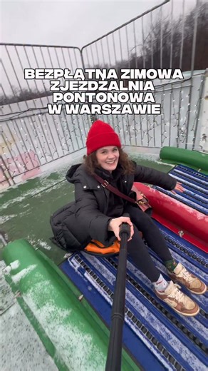 Za darmo to uczciwa cena, a w tym roku ta bezpłatna atrakcja będzie jeszcze fajniejsza, bo wreszcie mamy porządny śnieg w stolicy! (Wideo jest z zeszłego, ja byłam w tym roku bez telefonu, ale info o działaniu potwierdzone z OSiR Targówek) Snowtubing czyli inaczej zimowe zjazdy na pontonach to darmowa atrakcja sfinansowana z budżetu obywatelskiego na Targówku. Otwarta jest codziennie od 10:30, w godzinach działania lodowiska obok. Ślizg na pontonach to fajny sposób na spędzenie zimowych wieczoró