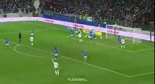 Bastoni wins like six aerial duels in this video and he doesn’t even need to jump for three of them. 😭he’s not perfect, but the value he would bring to Barcelona with his height and passing alone is obvious.