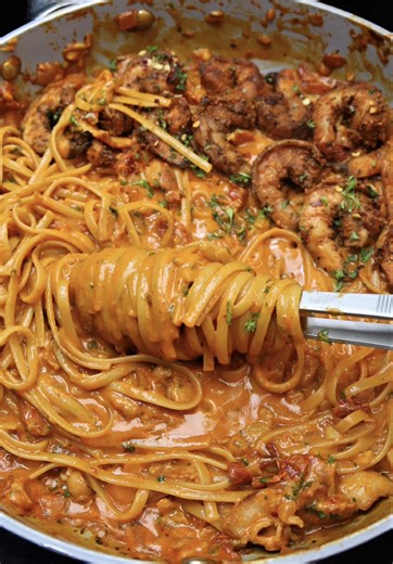 One pot. Bacon. Shrimp. Creamy pasta 😮‍🔥🍝 This is your sign to make it TONIGHT Full written recipe on Substack ❤️ Link in bio ⬆️