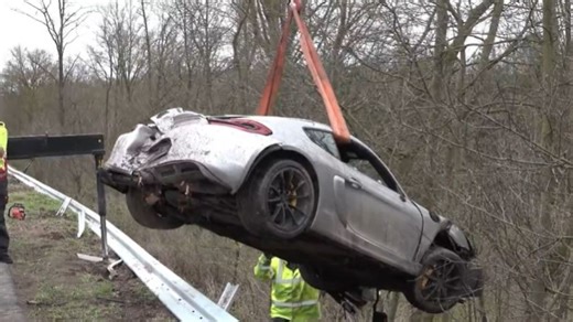 Ersthelfer kommt ums Leben - Zwei Porsches verunglücken auf der A3 - vier Tote