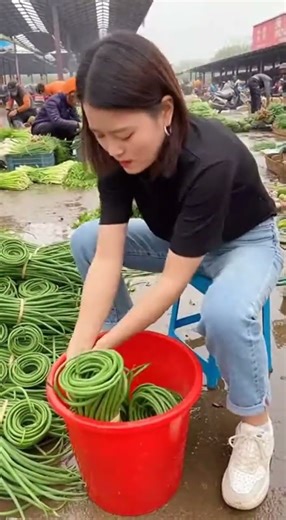 Packing fresh garlic scapes, tips for perfect preservation #gardening #freshproduce #organic