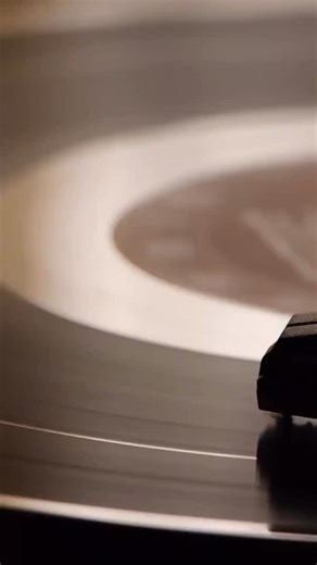 . 六本木ケントスを応援してくださる、全ての皆さまへ ✨🎍あけましておめでとうございます🎍✨ 2026年が始まりました。 新しい一年の幕開けにあたり、 まずは心より感謝申し上げます。 オールディーズブームの火付け役として、 1976年に六本木に店を構えてから半世紀。 音楽の力を信じ、 「本物の生演奏を、最高の空間で届けたい」 今も変わらずこの場所に息づいています。 “Oldies but Goodies” 古き良き音楽は、色褪せない。 人の心をつなぎ、 昭和・平成・令和と、 時代を越えて、夜を特別なものにしてくれる。 そして2026年、 ケントス は50周年を迎えます。 この節目の一年に向けて、 感謝の気持ちを込めた ささやかな企画も、少しずつ準備しています。 これまで支えてくださった皆さまへの感謝を胸に、 これからも 音楽のある特別な夜を ここ六本木からお届けしてまいります。 本年もどうぞよろしくお願いいたします。 OUR GOAL IS TO GIVE YOU SWEET MEMORIES AND DREAMS THROUGH LIVE PERFORMANCE. Thank y