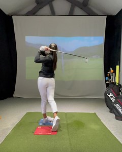 Swing of @hannahmorrisonxx looking good. She’s matching the moves to her sting grip well. The face is slightly closed, she counters this with great rotation through the ball and managing the face angle with the right shoulder and elbow movement through impact #golfcoach #teamdwg #elitecoaching #playerdevelopment | Dan Whittaker Golf