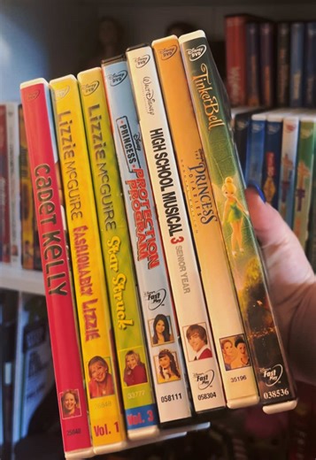 adding some dvds to my disney collection! 𝄞⨾𓍢ִ໋⋆🎞️ 𖥔 ݁ ˖ #disneychannel #haul #dvd #physicalmedia #hannahmontana #mileycyrus #lizziemcguire #cadetkelly #tinkerbell #cheetahgirls #suitelifeofzackandcody #thatsoraven #zenon #selenagomez #demilovato #princessprotectionprogram #hsm #hsm3 #princessdiaries #kimpossible #wizardsofwaverlyplace