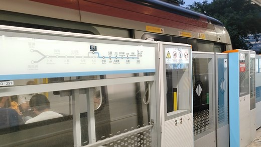 2025年6月4日，港铁东铁线（罗湖站—金钟站）本务香港铁路有限公司R-Train型电客车D058-D060马场站进出站（途经马场）