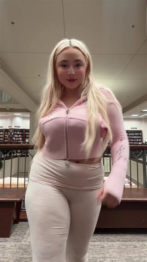 SpongeBob dance in a book store #barnsandnoble #spongebob