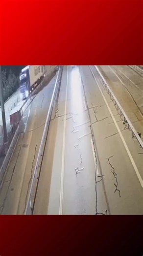 NARTV on Instagram: "Edirne’de otoyolda ters yöne giren alkollü sürücü, faciaya davetiye çıkardı. Ters yönde ilerleyen otomobilin bariyerlere çarptığı kazada 2 kişi yaralanırken, kaza anı kameralara yansıdı. #kaza #edirne #nartv"