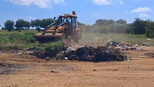 WATCH: Clearing of illegal dumping is underway at stands 3501 and 3502 along Cuprite Street, Extension 5, in Ennerdale as part of a High-Impact Service Delivery operation in Region G. Residents are urged to refrain from illegal dumping and to make use of designated waste disposal sites, as such activities harm the environment, endanger public health, and undermine ongoing service delivery efforts. #HighImpactServiceDelivery #KleenaJoburg ^GZ | City of Joburg