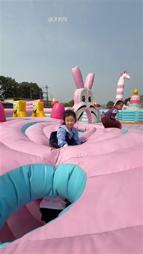 I took my dad to play in the inflatable castle #funny #cute #waterpark