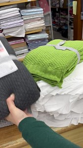 28K views · 953 reactions | Boutis acolchado fino con volantitos !!! Con fundas de cojín 50 x 70 90: 29,90€. 105:32€ 135:35€ 150:37€ 189:43€ Cojines ganchillo 50 x 50 : 8,50€ Plaid 130 x 170: 26,50€ ☎️640 813 985 Envíos  6€ | Tejidos El Secreto | Facebook