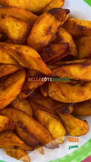 ✍️ & 🎥©️ Mo Soumahoro - 🤩 🇨🇮 Poisson braisé alloco = le goût du vrai dimanche ivoirien 🐟🔥 Simple, savoureux, convivial 🇨🇮 Et toi, tu l’aimes comment ton poisson ? #BelleCoteDIvoire #CuisineIvoirienne #Alloco #PoissonBraisé 🇺🇸 Grilled fish alloco = the true taste of an Ivorian Sunday 🐟🔥 Simple, tasty, and full of warmth 🇨🇮 How do you like your fish? #BelleCoteDIvoire #IvorianFood #Alloco #GrilledFish | Belle Côte d’Ivoire