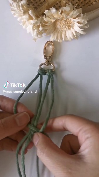 Makramee Schlüsselanhänger. #makramee #macrame #tutorial #schlüsselanhänger #schlüsselband #weihnachtsgeschenk #deutschland #smallbusiness #kleinunternehmen #keychain #handgemacht #boho #geschenk #etsy #macrame #teamgift