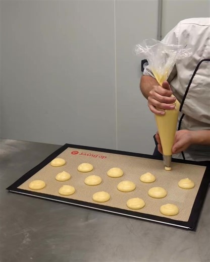 📣 La boutique rouvre ce samedi 25 octobre ! De 9h30 à midi, venez retrouver un peu de gourmandise made in Vosges 🍦 Au programme : des profiteroles maison à la vanille, nappées d’une sauce chocolat bien fondante 🍫 Et comme Halloween approche… on passe aux couleurs de saison avec des profiteroles à l’abricot 🍑🧡 Il y aura aussi des glaces en bac d’un litre et des petits pots de 90 ml, parfaits pour se faire plaisir à la maison 😋 Je ne sais pas sur quel parfum vous allez craquer… | Le Vosgien 