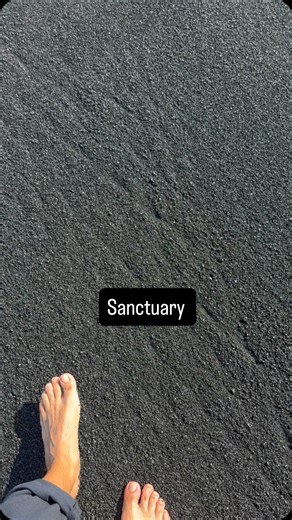 🎶 “I see a little silhouetto of a man…” …but it’s actually me standing on black sand beaches in Hawaiʻi, wondering how nature managed to remix lava, ocean, and time into pure magic. 🌋🌊 This isn’t a filter. This is volcanic sand, shaped by fire, cooled by waves, and casually reminding you that the Earth has bars Black sand beaches in Hawaii hit different— • raw • powerful • humbling • and slightly intimidating (in the best way) If paradise had a B-side track, this would be it. Not white sand. 