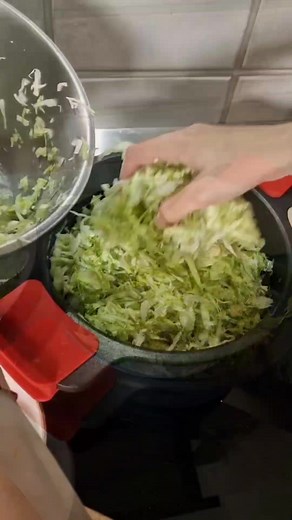 Pur si simplu ador varza! Fie ca este o salata simpla de varza cu mult otet, varza calita, varza la tuci sau cu rață, o iubesc pur si simplu. Pulpe de rata pe varza - 5 pulpe de rata (sau mai putine, ale mele au fost mici) - 1 ceapa - 300g ciolan afumat - 2 linguri untura (eu am folosit de pasare) - 2 verze mari - 1 lingurita boia dulce - 1 lingura bulion - 200g pasta ardei capia cu rosii - sare & cimbru & piper - marar proaspat 1️⃣ Se prajesc pulpele de rata pe ambele parti intr-o tigaie incins