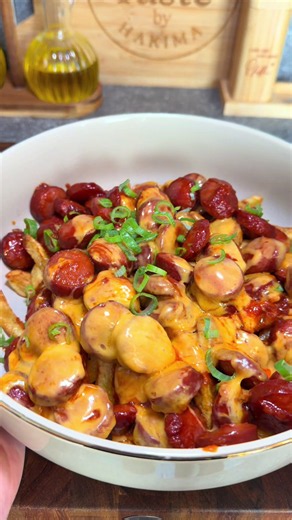 🌭 LOADED HOT DOG FRIES BOWL 🍟🧀 Wenn du auf Cheesy Comfort Food stehst, musst du diese Bowl ausprobieren! 🤤🔥 Knusprige Pommes, saftige Rindswürstchen und geschmolzener Cheddar – schnell gemacht und sooo lecker. Zutaten * 5 Rindswürstchen, in Scheiben * 2 Kartoffeln * Öl zum Frittieren * 2 EL Ketchup * 1 TL Paprikapulver edelsüß * ½ TL Currypulver * 4 Scheiben Cheddar * Lauchzwiebeln Zubereitung Kartoffeln in Pommes schneiden und goldbraun & knusprig frittieren. Rindswürstchen in einer Pfanne
