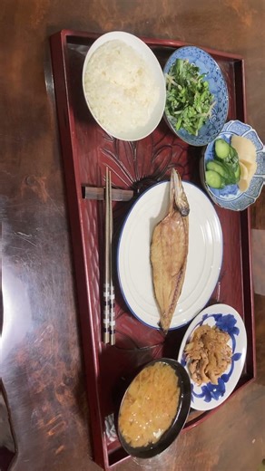 3月28日夕食 かますの開き 豚玉ねぎ焼き 春菊サラダ 白菜と人参の味噌汁 ぬか漬け 体重維持 #食事日記
