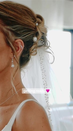 the calm before she says “I do” 🤍✨ #EmberWoodEvents #bridesmaidfirstlook #IndianaWedding #BridalPrepMoments #WeddingContentCreator