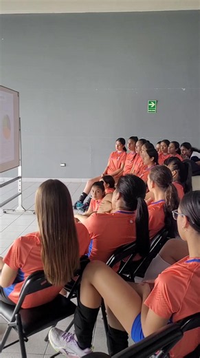 🏐Vóley Femenino ➡️La selección U17, tuvo una charla informativa con la nutricionista, Diana Gutierrez, quien orienta a las deportistas para que su sana alimentación permita una mejor actividad deportiva. . . #peru #volleyballworld #volleyballplayer #volleyball #viral