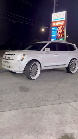 Kia Telluride on 30’s Asantis riding