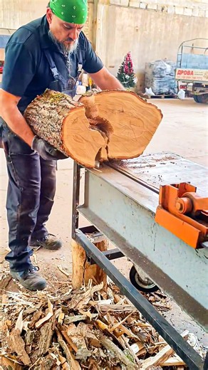 One Wrong Move With This Log Splitter 😳⚠️ #shorts #woodworking