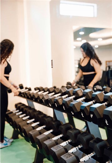 Un buen calentamiento activa el sistema nervioso, mejora el rendimiento y reduce el riesgo de lesiones. No es tiempo perdido 💪🏼 Es lo que hace que el entrenamiento funcione mejor. #valledeloschillos #calentamiento #inthegym #gym #gimnasio