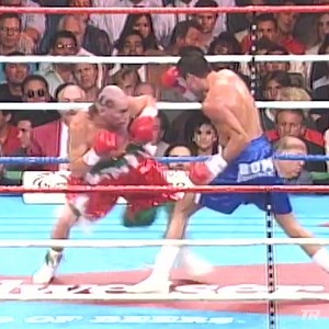 #UnDíaComoHoy en 1994 🔙 Oscar De La Hoya noqueó al Maromero Paez en el segundo round 🧨 | Top Rank en Español