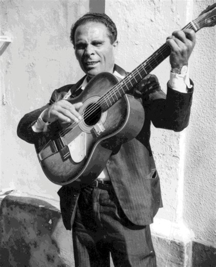 🎶Penza a na chiazza 'n Sicilia china di genti, un cristianu cu na chitarra 'n manu, manifesti pittati darreri, e na vuci ca fa chiànciri tutti. Ḍḍu cristianu è Cicciu Busacca, u cchiù mpurtanti cantastori 'n Sicilia, ca murìu jornu 11 di sittèmmiru dû 1989. 🤔 Canuscìatu chista storia? 💬 Fannillu assapiri nnî cummenti ❤️💛 Ammacca “segui” pi scòpriri tutti i fatti e i stori di pirsunaggi cchiù granni dâ nostra ìsula tutti i simani! #trinacria #sicilia #modica #ragusa #siracusa #catania #messin