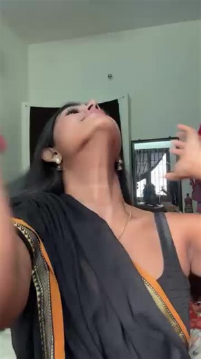 Tamil Saree Romance: Embrace Sleeveless Elegance