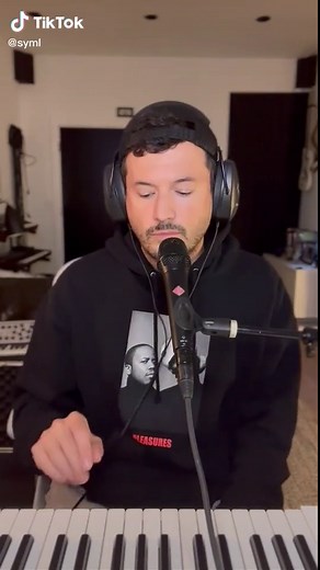 Top Gun Music Scene in the Bar