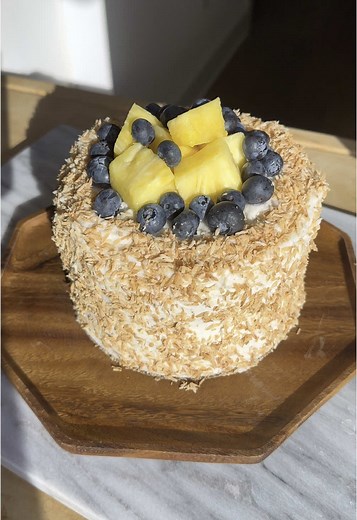 it’s giving… SUMMER! vanilla cakes layered with pineapple and frosted with a vanilla coconut buttercream. topped with toasted coconut, fresh pineapple, and blueberries! this 6in layer cake was such a fun flavor. order yours at https://atxcakebae.my.canva.site #pineapplecake #blueberrycake #coconutcake #toastedcoconut #glutenfreecake #dairyfreecake #austincakes #cakebae