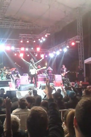 Alex Lora dando el Grito de Independencia